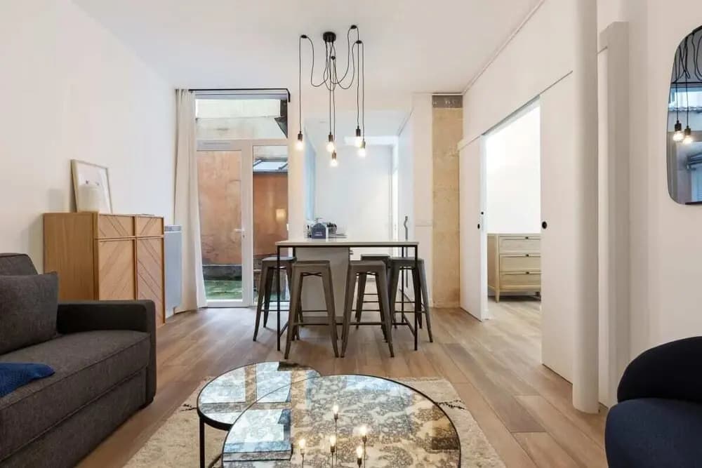 Chic & Contemporary Apartment With Two Bedroom - photo 3