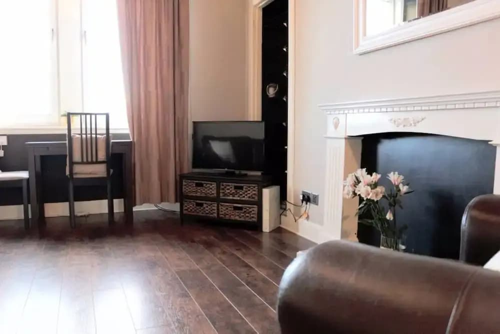 2 Bedroom Central Apartment - photo 3
