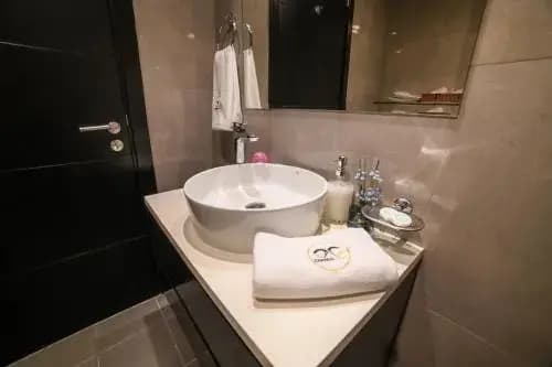 Luton Vacation Homes - Damac Maison Studio, Canal View - photo 9