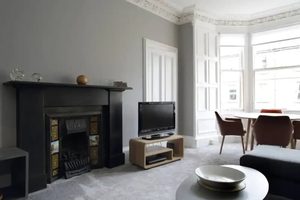 2 Bedroom Bruntsfield Apartment - photo 2