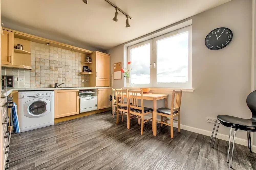 Gorgeous 2BR City Centre Apt with Parking - photo 11