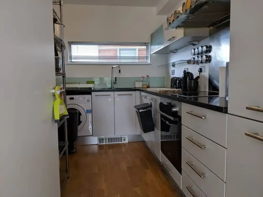 Stylish Canal-side Flat with Balcony - photo 11