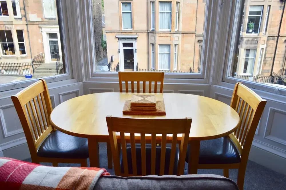 Spacious 3 Bedroom West End Flat - photo 8
