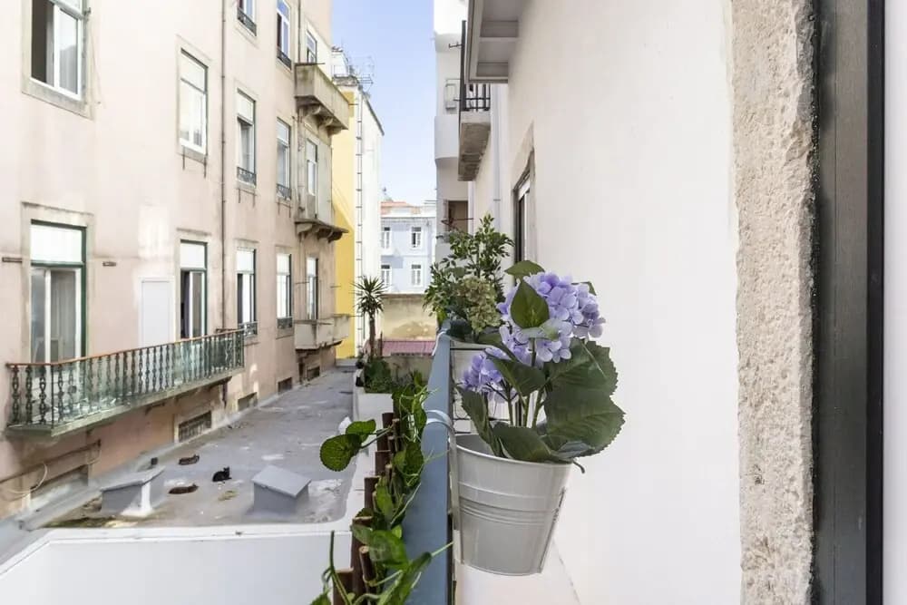 ALTIDO Chic 1BR Apt w/balcony close by Graça Viewpoint & tram stops - main photo