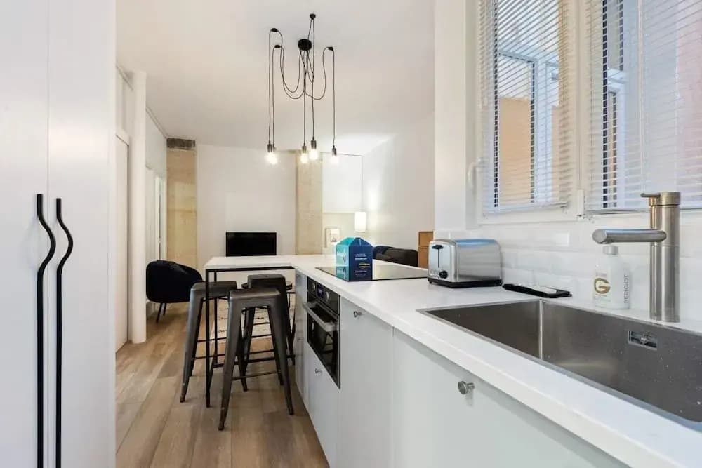 Chic & Contemporary Apartment With Two Bedroom - photo 10