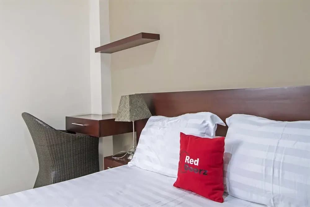 RedDoorz Plus Near Ambassador Mall - photo 3