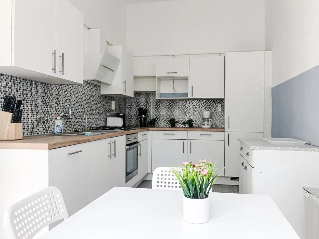 Commodious 2BR Apt. Near AKH-Perfect for Groups - photo 12