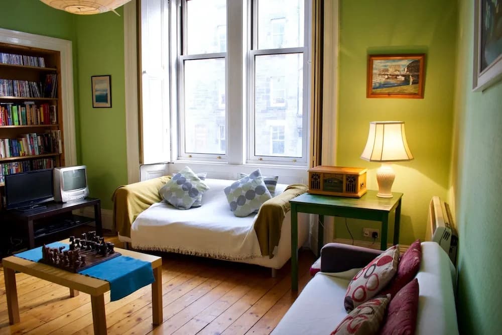 Traditional 3 Bedroom Apartment in Bruntsfield - photo 2