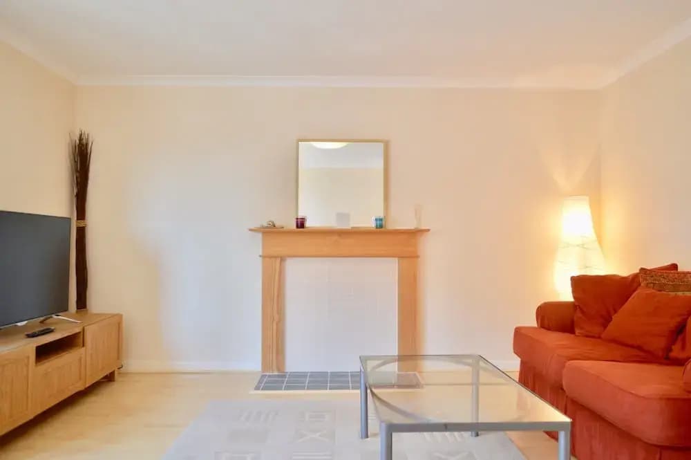 Modern Two Bedroom Flat in Leith - photo 2