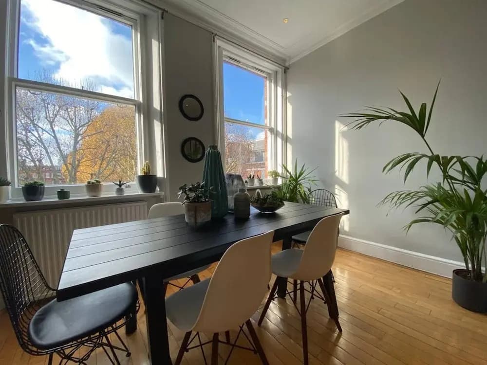 Beautiful 2 Bedroom Property in Earl's Court - photo 6