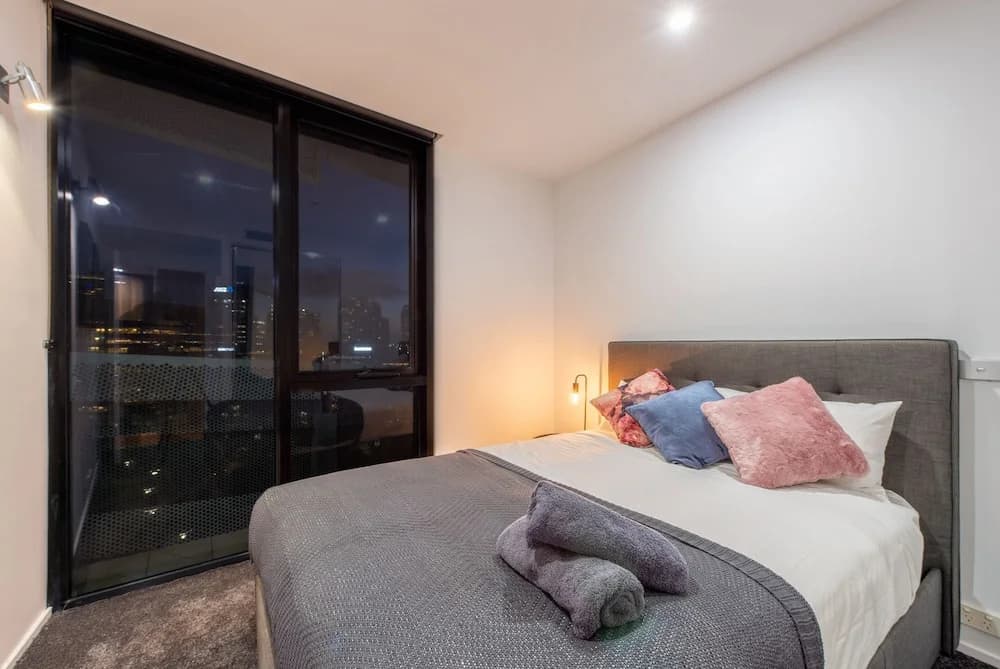 Luxury 3 Bed 2 Bath City Views - photo 2