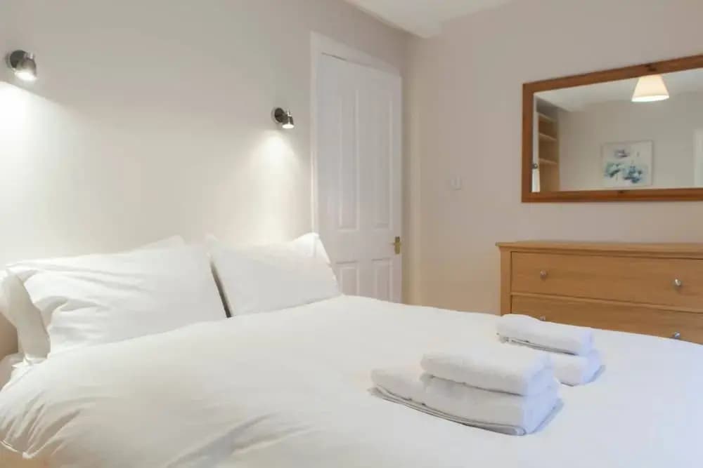 2 Bedroom Flat In West End - photo 3