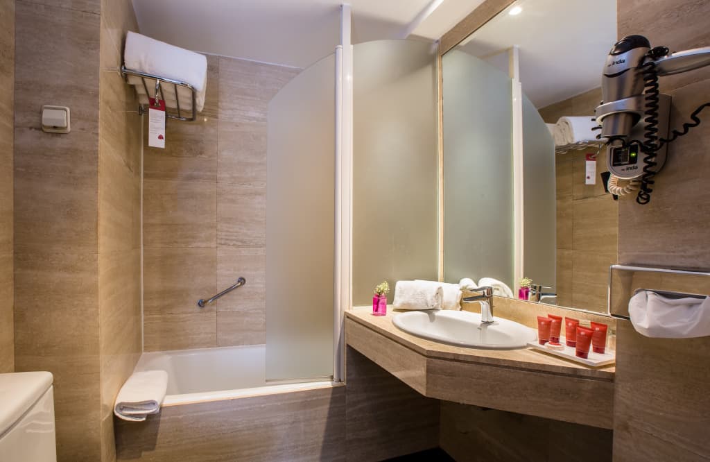 Leonardo Hotel Madrid City Center - photo 9