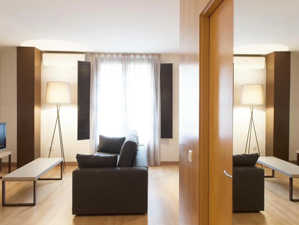 Aspasios Plaza Real Apartments - photo 4