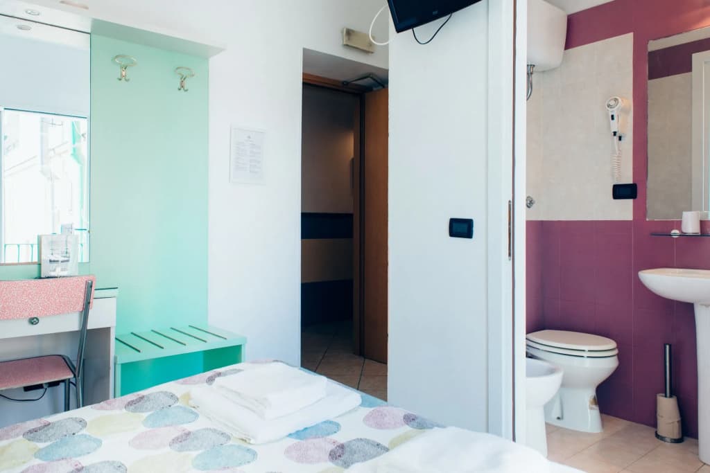 The Beehive Hostel - photo 8
