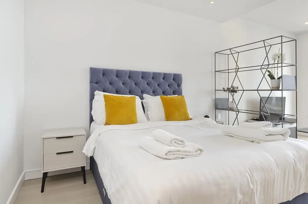 Luxury Waterfront Studio in Canary Wharf by Underthedoormat - photo 3