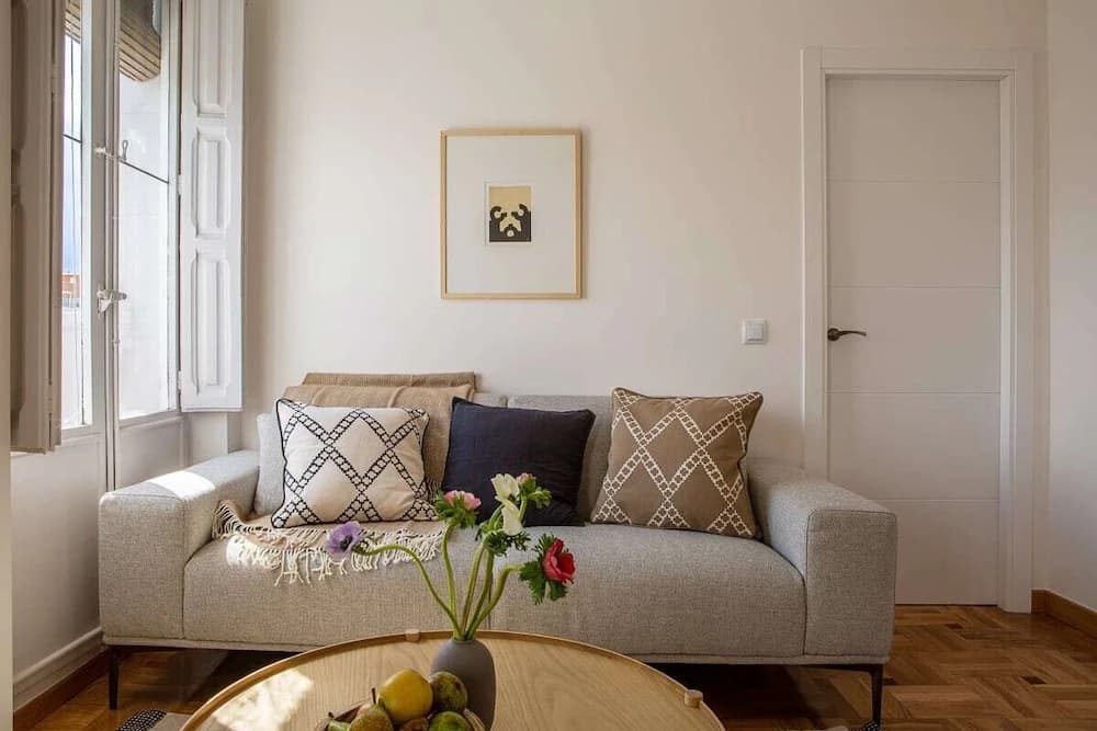 Beautiful 4 Bed 2 Bath Apt in Salamanca - photo 4