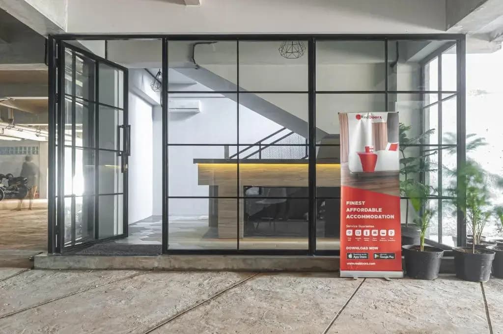 RedDoorz Plus near Gandaria City Mall 2 - main photo
