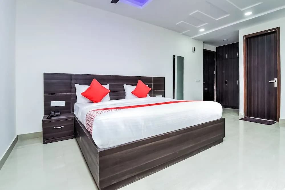 OYO 24236 Q Hotel - main photo