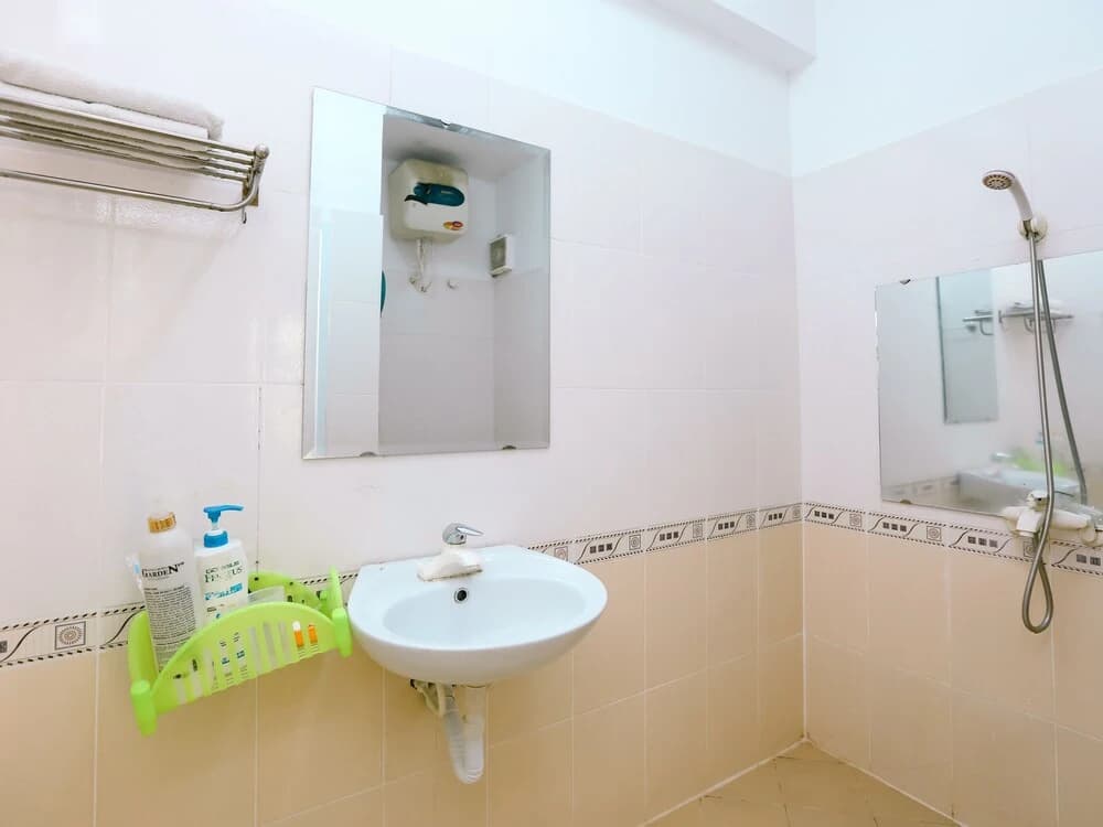 Huong Quynh Hotel by OYO Rooms - photo 2