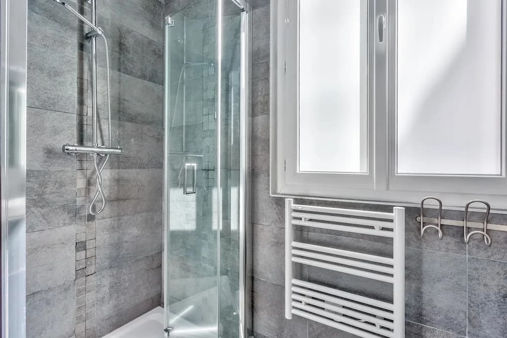 Superb 2 rooms flat near Bastille - photo 8
