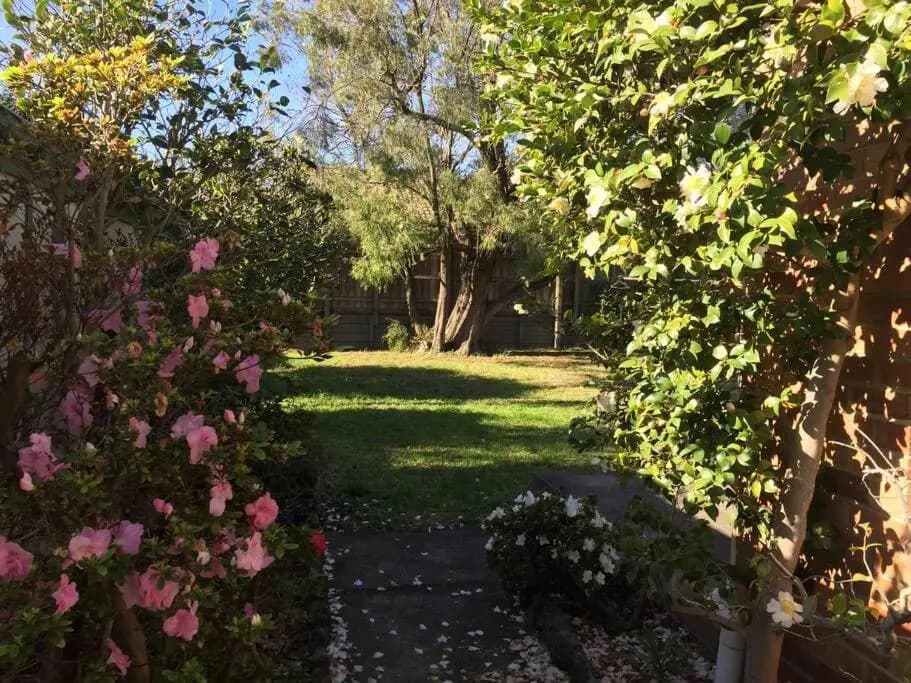 Unique & Spacious Home near Chadstone - photo 4