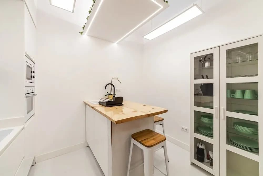 Bright & Spacious Three Bedroom Apartment in Centro - photo 11