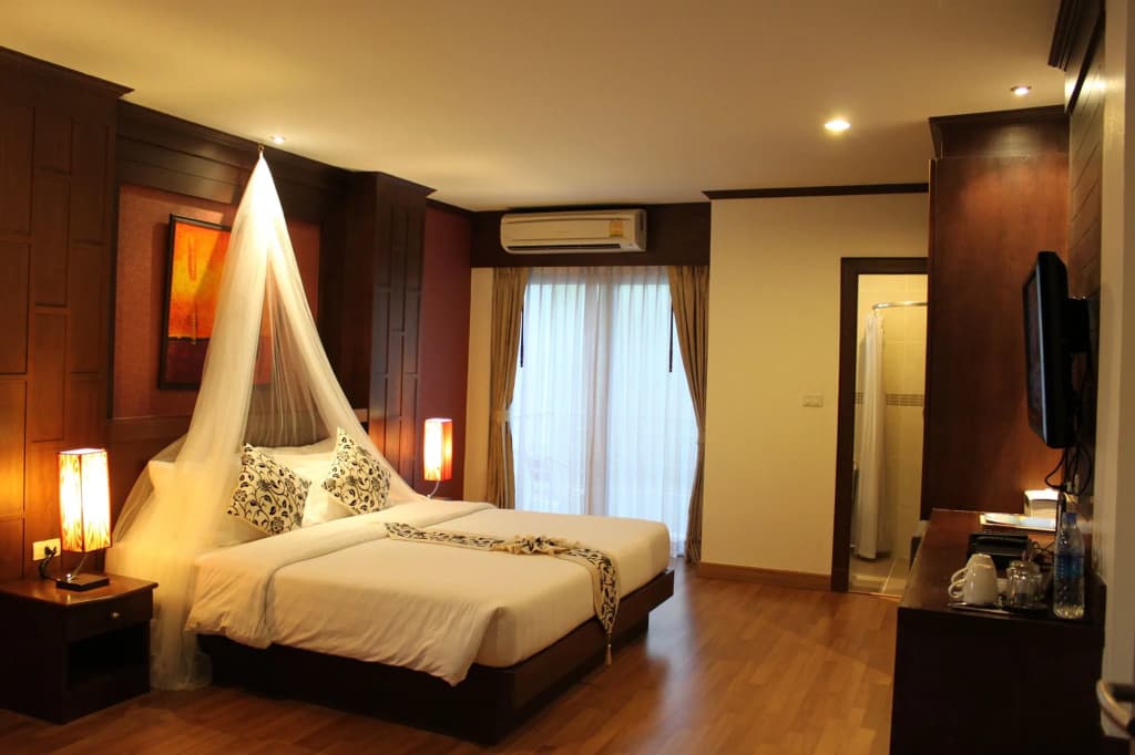 Hemingway's Hotel - photo 3