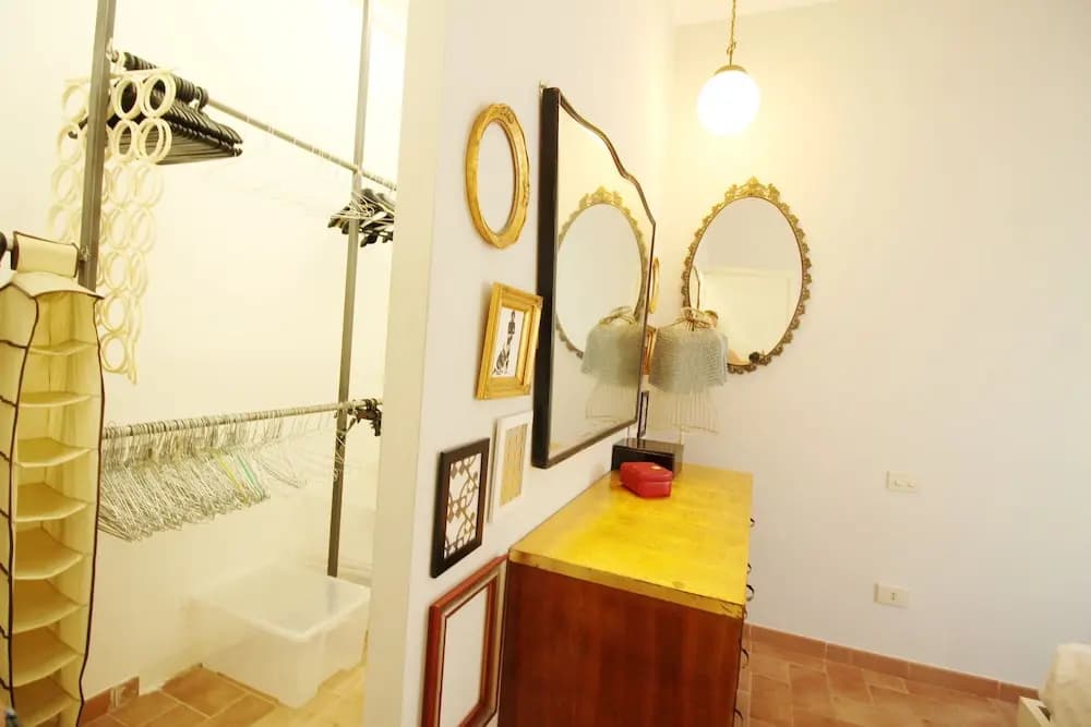 Groovy Rome Art Apartment - photo 9