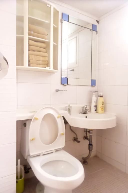 Hongdae One House Quad Room - photo 20