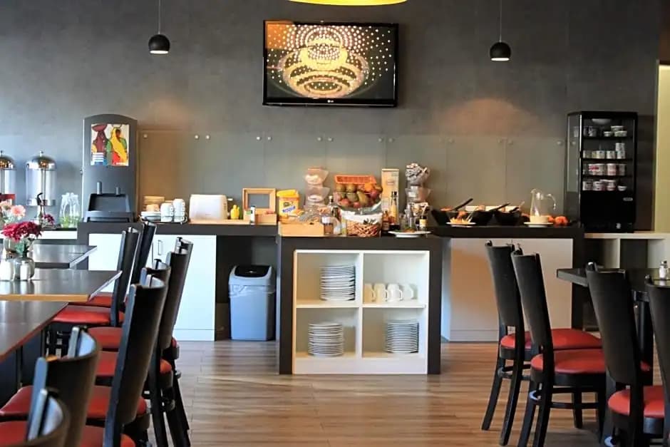 Arena Inn - photo 17