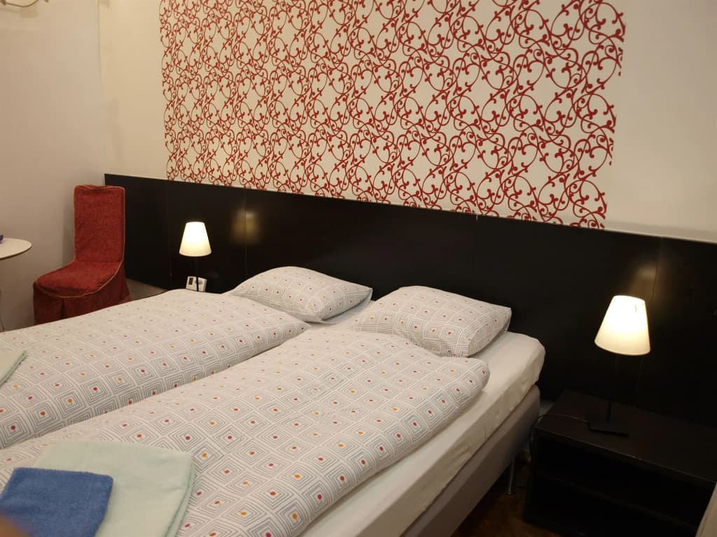 Europa Centerpoint Guesthouse - photo 5