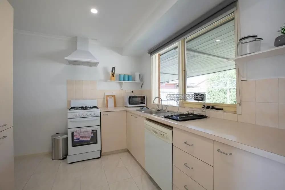 Comfy Beautiful House in Epping - photo 12