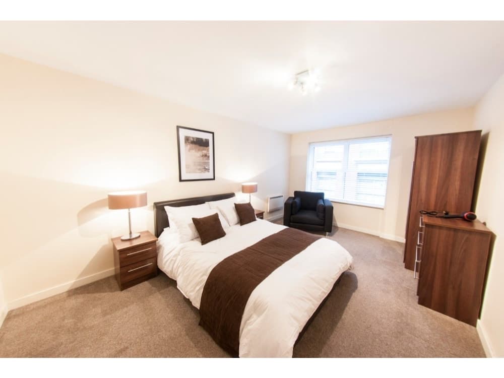 Bright, Classy 2BR Riverside Flat for 4 - photo 4