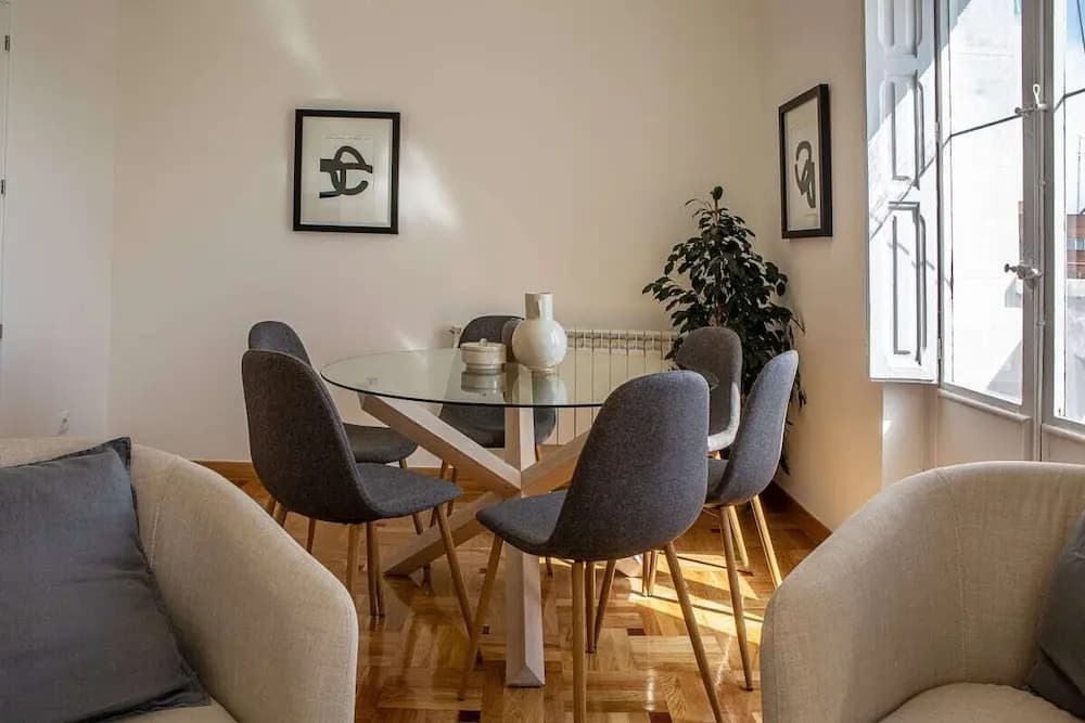 Beautiful 4 Bed 2 Bath Apt in Salamanca - photo 14