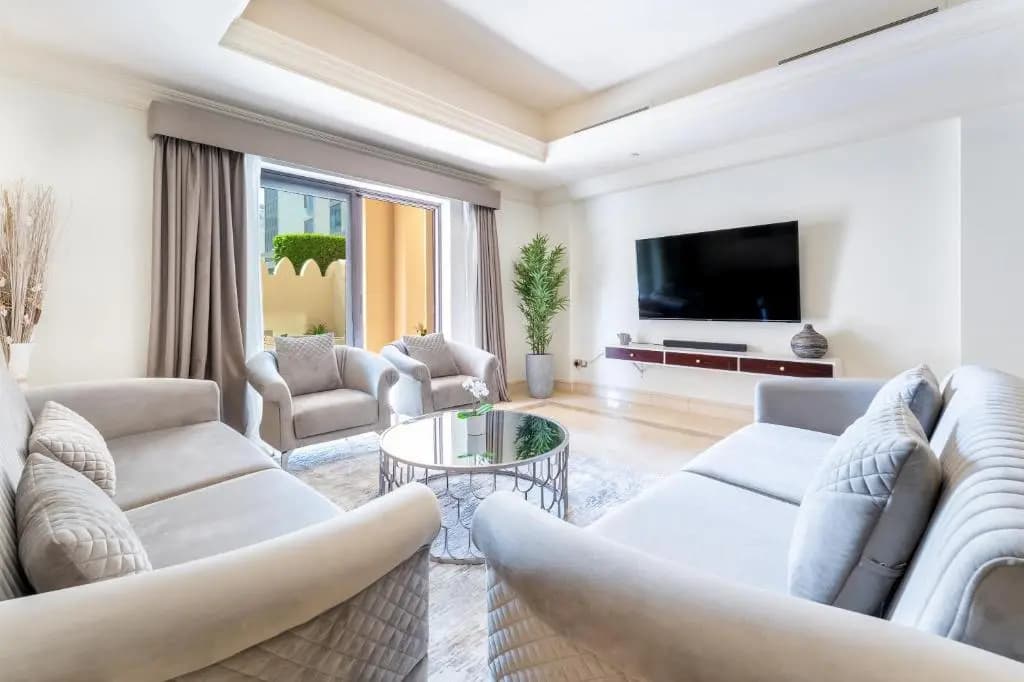 Luxurious 3BR Townhouse with Maid's & Private Pool in Palm Jumeirah - photo 7