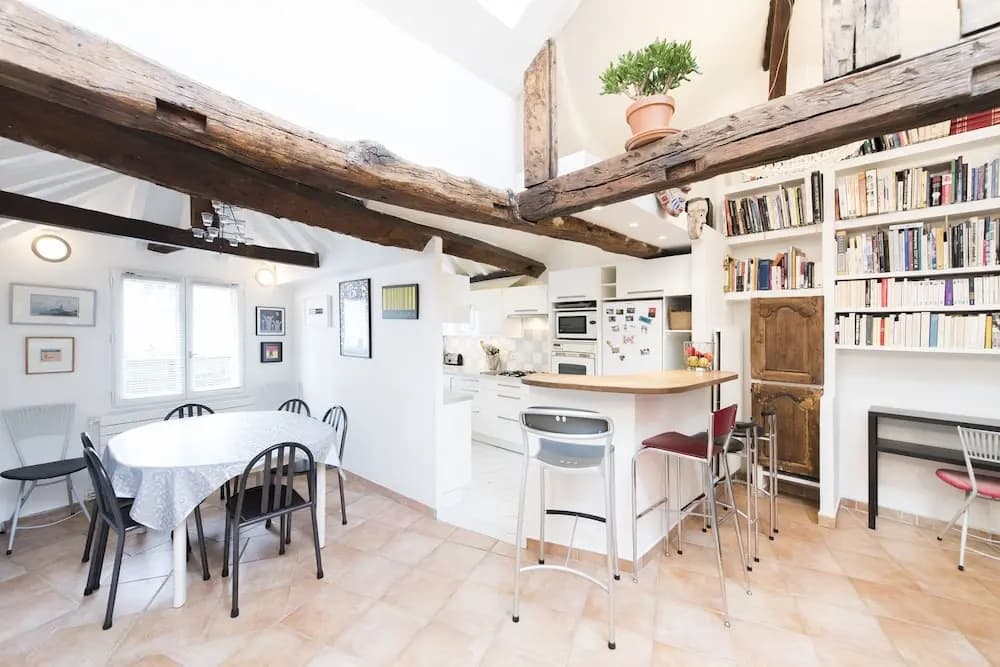 Character near rue des Martyrs - photo 15