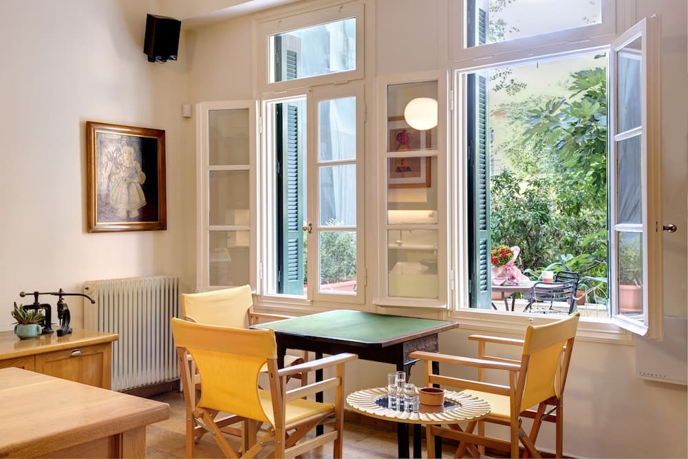 Artistic neoclassical residence - photo 7