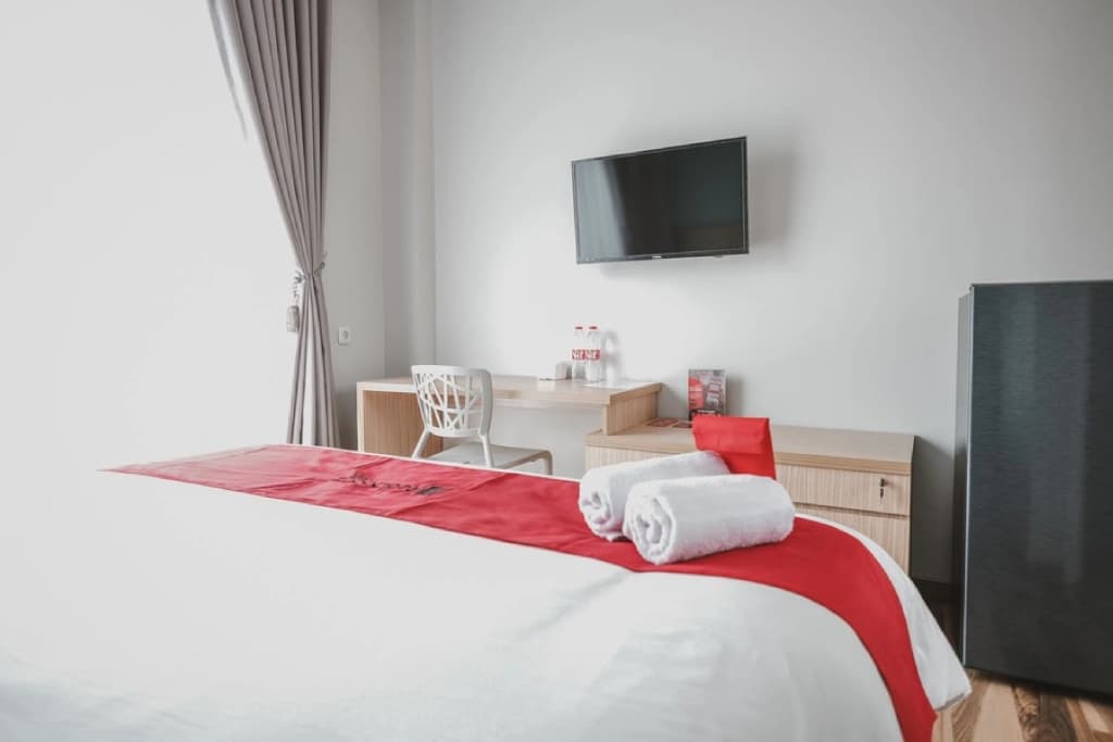 RedDoorz Plus @ Karet Pedurenan 3 - photo 6
