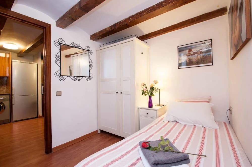 Rustic Poble Sec Apartment - photo 4