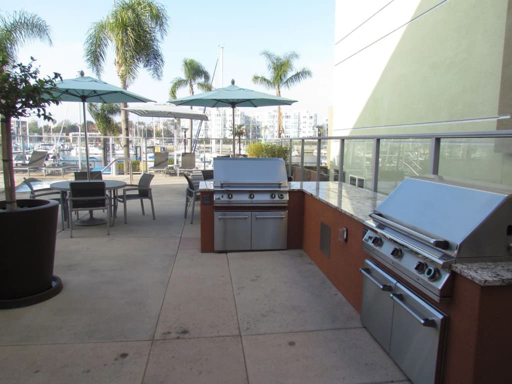 Apartment with Full Amenities - Miracle Mile - photo 6
