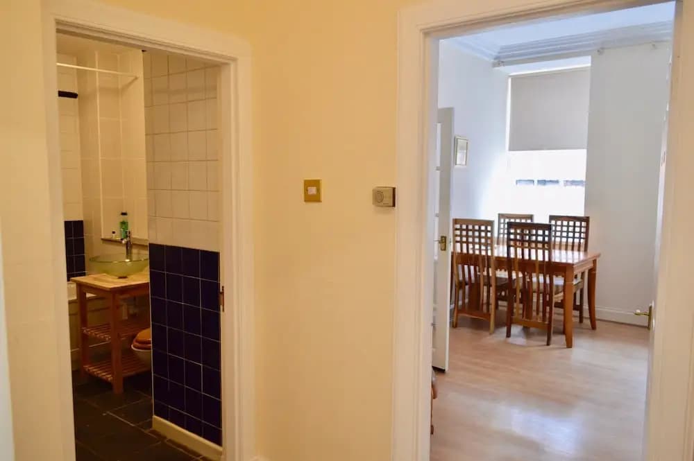 Central 3 Bedroom Flat - photo 7