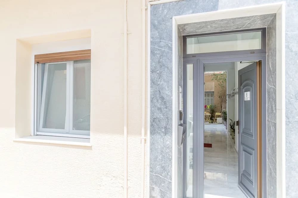 Grandma's Chic & Bright Athenian Home with a Patio - photo 6
