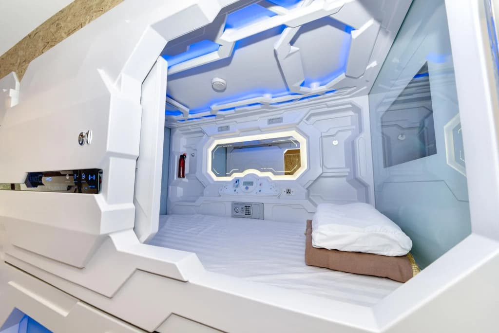 Space Q Capsule Hotel - photo 2