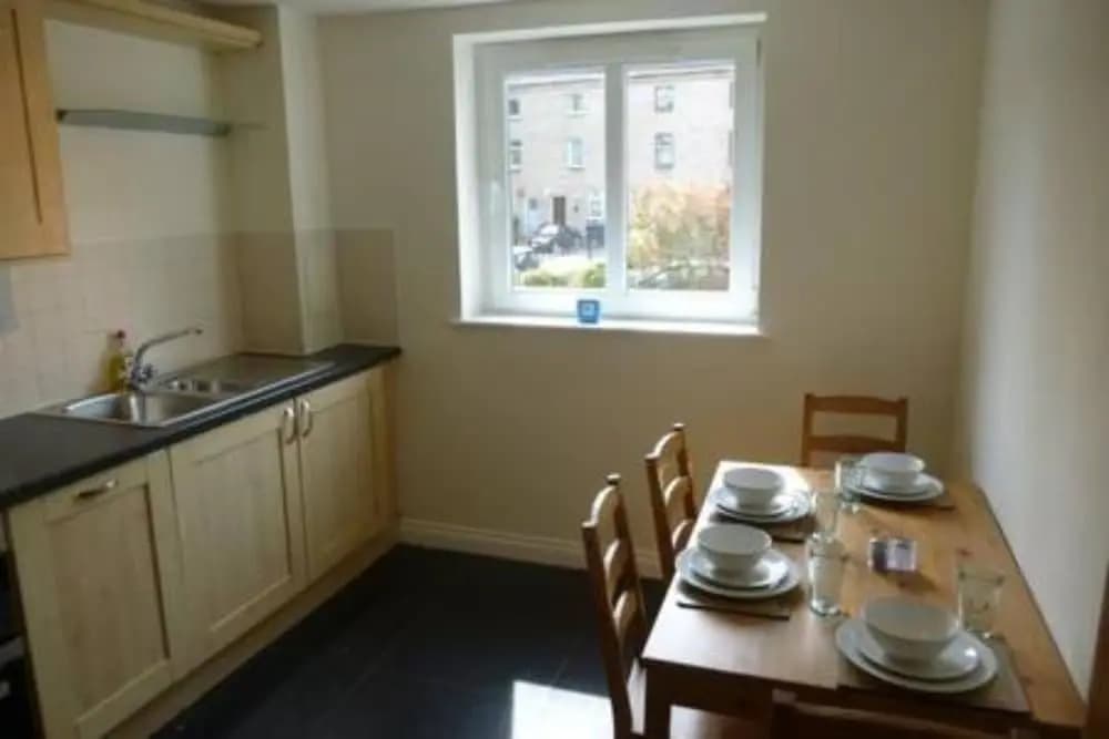 Modern Edinburgh Flat With Balcony - photo 8