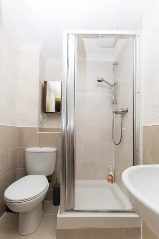 Charming 2BR Flat for 4 Overlooking Holyrood Park - photo 8