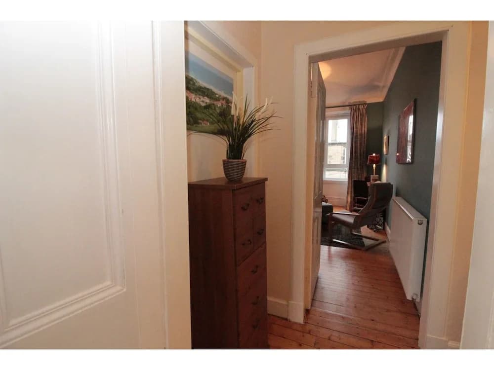 Bright, Spacious Flat For 2 in Edinburgh - photo 6