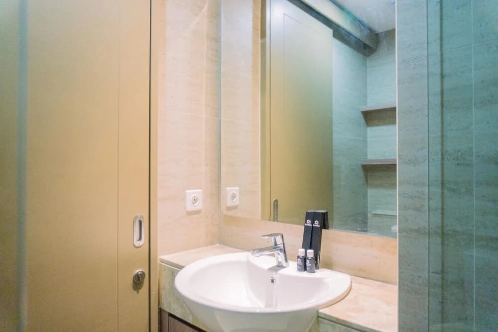 Comfort And Nice 2Br At Gold Coast Apartment - photo 6