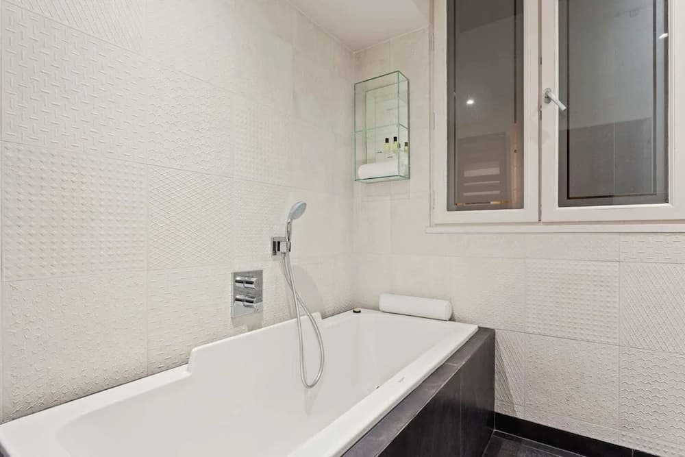 Beautiful Lavish Apartment for 6 in Paris VII by Guestready - photo 7