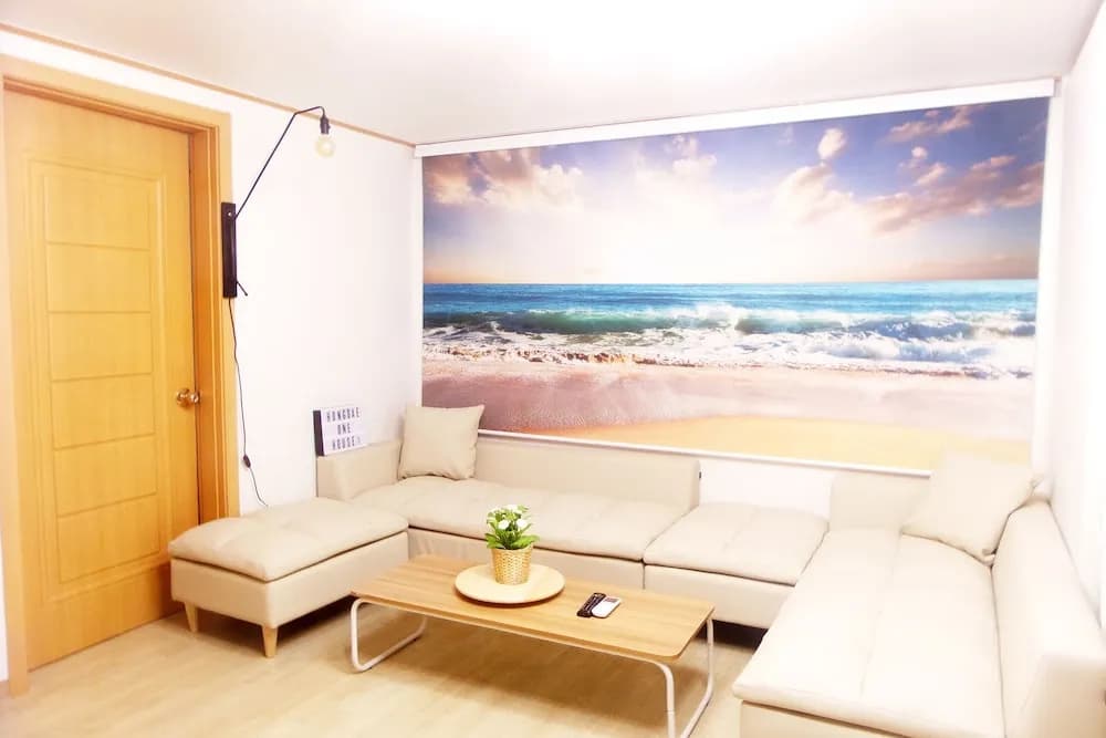 Hongdae One House Quad Room - photo 22
